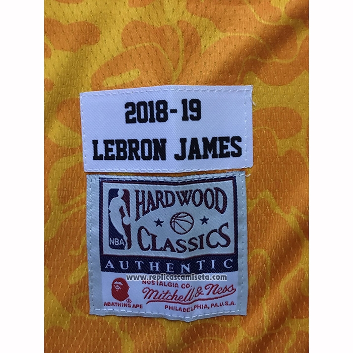 Camiseta Los Angeles Lakers Bape #23 Mitchell & Ness Amarillo